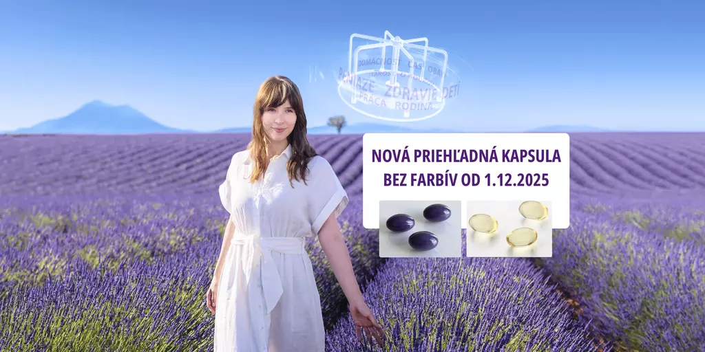 žena kráčajuca v levandulovom poli